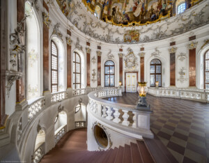 Schloss Bruchsal - Hauptbau / Corps de Logis - Beletage - Kuppelsaal - Von Nordosten - Blick vom nordöstlichen Fenster des Marmorsaals in den Kuppelsaal und auf die Haupttreppe (aufgenommen im Juli 2021, am Nachmittag)
