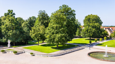 Schloss Bruchsal - Schlossterrasse, Nordseite - Von Südost - Blick vom Gartenbalkon auf die nördliche Terrasse und den Garten (aufgenommen im Juli 2021, am späten Nachmittag)