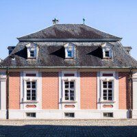 Schloss Bruchsal - Hofzahlamt / Schlosscafé - Von aussen - Von Westen - Blick vom Ehrenhof auf das Hofzahlamt / das Schlosscafé, links dahinter der Kanzleibau (aufgenommen im März 2022, am Nachmittag)