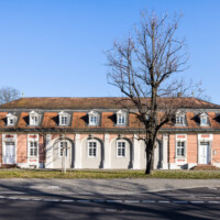 Schloss Bruchsal - Von Außen - Von Westen - Nördlicher Remisenbau - Blick von der Schönbornstraße auf die nördliche Remise (aufgenommen im März 2022, am späten Nachmittag)