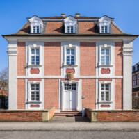Schloss Bruchsal - Kommandantenwohnung - Von Westen - Blick von der Schönbornstraße auf die Westfassade der Kommandantenwohnung, rechts das Zeughaus, rechts davon der Kanzleibau (aufgenommen im März 2022, am Nachmittag)