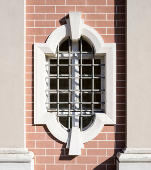 Schloss Bruchsal - Torwachtgebäude / Schlosswachthaus - Von Außen - Von Westen - Blick auf eines der "Rechteckfenster" der Westfassade des Torwachtgebäudes (aufgenommen im März 2022, am späten Nachmittag)