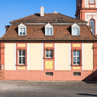 Schloss Bruchsal - Hofapotheke - Von außen - Von Westen - Blick vom Kavaliersbau nach Osten auf die Hofapotheke, links der Verbindungsbau, dahinter der Kirchturm (aufgenommen im März 2022, am späten Nachmittag)