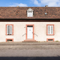Schloss Bruchsal - Bandhof, westliche Häuserzeile - Von außen - Von Osten - Blick auf einen Ausschnitt der Ostfassade des westlichen Bandhofs (aufgenommen im April 2022, am späten Vormittag)
