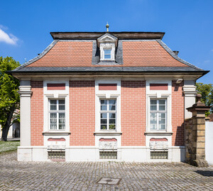 Schloss Bruchsal - Nördlicher Remisenbau - Von Außen - Von Süden - Blick auf die Südfassade der nördlichen Remise (aufgenommen im April 2022, am frühen Nachmittag)