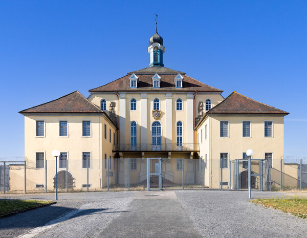 Bad Schönborn / Bad Mingolsheim - Schloss Kislau - Hauptbau - Von Norden - Blick vom ehemaligen Ehrenhof auf die Nordfassaden des Hauptbaus, des Ostflügels (links) und des Westflügels (rechts) (aufgenommen im Juni 2023, am Vormittag)