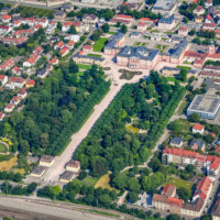 Schloss Bruchsal - Luftbild - Ansicht von Westen - (Bildnachweis: Fotograf Carsten Steger; aufgenommen im Juli 2021, am späten Nachmittag; https://commons.wikimedia.org/wiki/File:Aerial_image_of_the_Bruchsal_Palace_and_gardens_(view_from_the_west).jpg; CC BY-SA 4.0 / https://creativecommons.org/licenses/by-sa/4.0/deed.en; Bild editiert von Manfred Schneider)