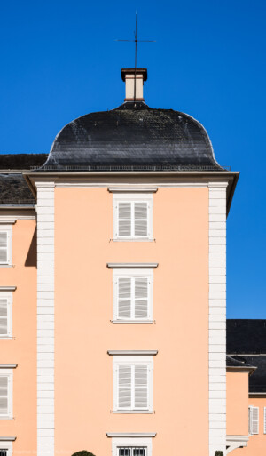 Schloss und Schlossgarten Schwetzingen - Schloss - Mittelbau - Gartenseite / Von Westen - Blick auf südlichen Eckpavillon (Mittelbau: Länge Westseite ca. 45 Meter, Breite Süd-/Nordseite ca. 38 Meter; Wiederaufbau / Erweiterung: 1698-1717; Architekten: Johann Adam Breunig, Simon Sarto) (aufgenommen im April 2023, am späten Nachmittag)