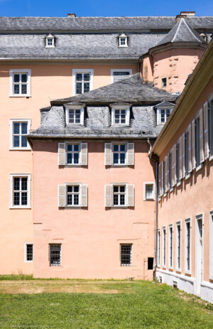 Schloss und Schlossgarten Schwetzingen - Schloss - Mittelbau - Von Süden - Blick vom Verbindungsbau Küchenflügel zum Südlichen Zirkelbau nach Norden auf die Südfassade des Mittelbaus, rechts oben der Treppenturm, ganz rechts die Westfassade des Südflügels / Hofkavaliersflügels (Mittelbau: Länge Westseite ca. 45 Meter, Breite Süd-/Nordseite ca. 38 Meter; Wiederaufbau / Erweiterung: 1698-1717; Architekten: Johann Adam Breunig, Simon Sarto) (aufgenommen im Mai 2023, am frühen Nachmittag)