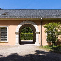 Schloss und Schlossgarten Schwetzingen - Schloss - Küchenflügel, Verbindungsbau Küchen-Zirkelbau - Von Süden - Blick auf die Südfassade des Verbindungsbaus zwischen dem Küchenflügel und dem Südlichen Zirkelbau, in der Mitte der Durchgang vom Seepferdgarten zur Schlossterrasse (aufgenommen im Mai 2023, am Nachmittag)