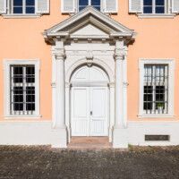 Schloss und Schlossgarten Schwetzingen - Schloss - Südflügel / Hofdamenflügel - Von Osten - Blick auf die Ostfassade und das Portal des Nord-Süd-Teils des Südflügels (aufgenommen im Juni 2023, am Vormittag)