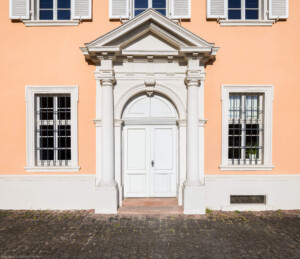 Schloss und Schlossgarten Schwetzingen - Schloss - Südflügel / Hofkavaliersflügel - Von Osten - Blick auf die Ostfassade und das Portal des Nord-Süd-Teils des Südflügels (aufgenommen im Juni 2023, am Vormittag)