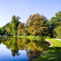 Schloss und Schlossgarten Schwetzingen - Garten - Weiher - Schwarzes Meerle - Westseite - Von Norden - Blick nach Südwest auf das Schwarze Meerle, links zwischen den Bäumen die Süd-Nord-Achse Richtung Badhausanlage (aufgenommen im September 2023, am Vormittag)