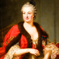 Schloss und Schlossgarten Schwetzingen - Schloss - Mittelbau - Von innen - 1. Obergeschoss - Appartment des Kurfürsten - Erstes Vorzimmer - Westwand, rechts der Tür zum zweiten Vorzimmer - Porträt von Elisabeth Auguste von Pfalz-Sulzbach (1721-1794), erste Ehefrau von Kurfürst Carl Theodor (1724-1799, reg. 1742-1799); an der linken Brust zwei Orden, im Vordergrund der von ihr selbst 1766 gestiftete Elisabeth-Orden an Damenschleife, im Hintergrund der ihr von der Zarin verliehene Katharinen-Orden; ganz rechts der Kurfürstenhut; Handgelenke geschmückt mit vierreihigen Perlenbändern; Mantel à la reine zusammengehalten durch vergoldete Kordel (Maler: Heinrich Carl Brandt (1724-1787); Datierung: um 1767) (aufgenommen im Dezember 2023, am späten Vormittag)