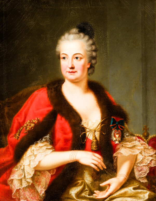 Schloss und Schlossgarten Schwetzingen - Schloss - Mittelbau - Von innen - 1. Obergeschoss - Appartment des Kurfürsten - Erstes Vorzimmer - Westwand, rechts der Tür zum zweiten Vorzimmer - Porträt von Elisabeth Auguste von Pfalz-Sulzbach (1721-1794), erste Ehefrau von Kurfürst Carl Theodor (1724-1799, reg. 1742-1799); an der linken Brust zwei Orden, im Vordergrund der von ihr selbst 1766 gestiftete Elisabeth-Orden an Damenschleife, im Hintergrund der ihr von der Zarin verliehene Katharinen-Orden; ganz rechts der Kurfürstenhut; Handgelenke geschmückt mit vierreihigen Perlenbändern; Mantel à la reine zusammengehalten durch vergoldete Kordel (Maler: Heinrich Carl Brandt (1724-1787); Datierung: um 1767) (aufgenommen im Dezember 2023, am späten Vormittag)