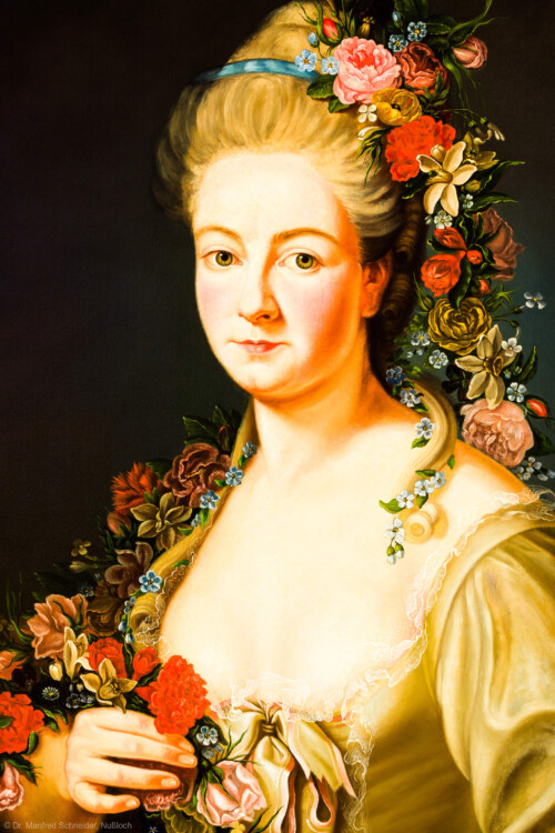 Schloss und Schlossgarten Schwetzingen - Schloss - Mittelbau - Von innen - 1. Obergeschoss - Appartment des Kurfürsten - Kabinett - Westwand, südliche Seite - Ausschnitt aus einer Kopie nach einem Porträt der Maria Josepha Seyffert (1748-1771, seit 1769 Gräfin von Heydeck), eine Mätresse des Kurfürsten Carl Theodor, dargestellt in der Rolle der römischen Flora (Kopist: K. Sturm, Datierung: 1960; Maler: Johann Peter Hoffmeister (1740-1772), Datierung: 1770, Ort: Kurpfälzisches Museum Heidelberg) (aufgenommen im Dezember 2023, am späten Nachmittag)