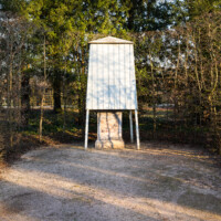 Schloss und Schlossgarten Schwetzingen - Garten - Südliche Angloise - Skulptur der Agrippina - Von Westen - Blick auf die Wintereinhausung der Skulptur der Agrippina (Skulptur gehauen von Andrea Vacca) (aufgenommen im Januar 2024, am Nachmittag)