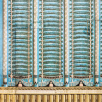 Schloss und Schlossgarten Schwetzingen - Schloss - Mittelbau - Von innen - 2. Obergeschoss - Wohnzimmer / Schlafzimmer der Reichsgräfin von Hochberg - Südwand - Ausschnitt aus der Zuber-Papiertapete; Imitation einer Fenster-Draperie; hinter der linken Tapetentür befindet sich die Retirade, hinter der rechten Tapetentür das Treppenhaus vom Erdgeschoss bis zum Dachstuhl (Druckerei: Zuber, Rixheim, Frankreich; Datierung: um 1804) (aufgenommen im März 2024, am Nachmittag)