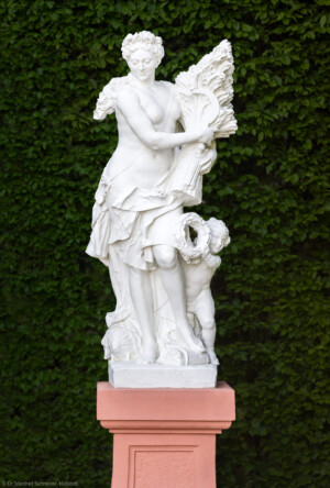 Schloss und Schlossgarten Schwetzingen - Garten - Orangeriegarten, nordwestliche Ecke - Von Osten - Blick auf eine Skulptur, die Allegorie der Jahreszeit Sommer (Bildhauer und Datierung: unbekannt) (aufgenommen im April 2024, am späten Nachmittag)