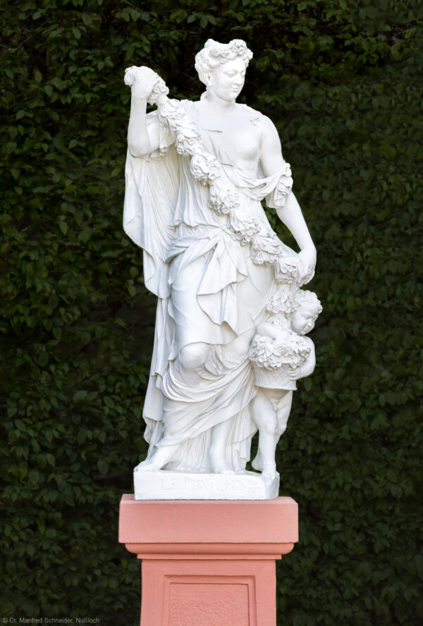 Schloss und Schlossgarten Schwetzingen - Garten - Orangeriegarten, südwestliche Ecke - Von Osten - Blick auf eine Skulptur, die Allegorie der Jahreszeit Frühling (Bildhauer und Datierung: unbekannt) (aufgenommen im April 2024, am späten Nachmittag)
