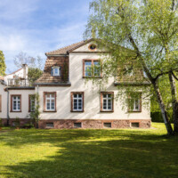 Schloss und Schlossgarten Schwetzingen - Garten - Wohnungen Hofgärtner, südlich Baumagazin - Von außen - Von Nordwest - Blick auf die Nordseite eines Hauses für Hofgärtner (Gesamter Bau Länge x Breite: ca. 50 x 12 Meter) (aufgenommen im April 2024, am späten Nachmittag)