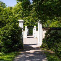Schloss und Schlossgarten Schwetzingen - Garten - Fasanenhof - Von Osten - Blick vom südwestlichen Arboretum (Sektor F) auf das Tor zum ummauerten Fasanenhof mit den Bruthäusern; hinter dem mittleren Tor liegt der Vorplatz bzw. Durchgang zwischen den Wasserspeienden Vögeln und dem Perspektiv (Hof: Länge x Breite (ohne Bruthäuser) ca. 18 Meter x 14 Meter; Bauzeit: zwischen 1763 und 1767 (gleichzeitig mit der ehemaligen Menagerie); Architekt: Nicolas de Pigage) (aufgenommen im Mai 2024, am späten Vormittag)