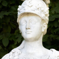 Schloss und Schlossgarten Schwetzingen - Garten - Nördliches Boskett, südöstliche Ecke - Von Osten - Blick auf eine Skulptur, die sogenannte bekleidete Minerva (Bildhauer: Gabriel Grupello (1644-1730), Datierung: 1700–1710 ?) (aufgenommen im Juli 2024, am späten Nachmittag)