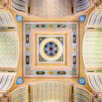 Schloss und Schlossgarten Schwetzingen - Garten - Moschee - Kreuzgang - Südliches Priesterkabinett - Von Innen - Decke - Blick vom Zentrum des Raums nach oben auf die Bögen, die Decke und in die Kuppel; im Bild unten ist Süden (Kreuzgang: Länge x Breite mit Anbauten ca. 125 Meter x ca. 60 Meter; Priesterkabinett: Länge x Breite ca. 8 Meter x 8 Meter; Bauzeit: 1782-1795; Architekt: Nicolas de Pigage; Gesamtrestaurierung Moscheeanlage: ca. 1995 bis 2007) (aufgenommen im Juli 2024, am Nachmittag)