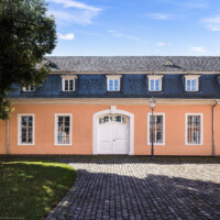 Schloss und Schlossgarten Schwetzingen - Schloss - Küchenflügel / Küchenbau - Längsbau - Von Norden - Blick auf den nördlichen Eingang zum Längsbau (Küchenflügel: L-förmig, Länge x Breite Längsbau ca. 75 x 13 Meter, Querbau ca. 25 x 11 Meter; Architekt: Nicolas de Pigage (1723-1796); Fertigstellung: 1761, letzte Renovierung: 2009-2012) (aufgenommen im August 2024, am späten Vormittag)