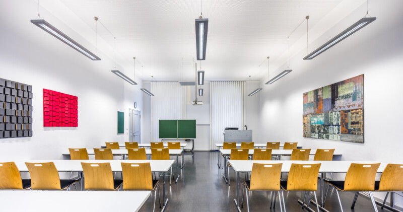 Schloss und Schlossgarten Schwetzingen - Schloss - Küchenflügel / Küchenbau - Längsbau - Von innen - Erdgeschoss - Hörsaal 6 - Von Süden - Blick in den Hörsaal (Küchenflügel: L-förmig, Länge x Breite Längsbau ca. 75 x 13 Meter, Querbau ca. 25 x 11 Meter; Architekt: Nicolas de Pigage (1723-1796); Fertigstellung: 1761, letzte Renovierung: 2009-2012) (aufgenommen im August 2024, am späten Vormittag)