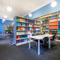 Schloss und Schlossgarten Schwetzingen - Schloss - Verbindungsbau Küchenbau-Zirkelbau / Alte Galerie - Von Innen - Erdgeschoss - Bibliothek und Leseraum - Von Osten - Blick auf Arbeits- und Leseplätze in der Bibliothek (Verbindungsbau: Länge ca. 45 Meter, Breite ca. 8 Meter; Bauzeit: wohl um 1724; Architekt: unklar, evtl. Alessandro Galli da Bibiena (1686-1748) oder Johann Adam Breunig (1660-1727)) (aufgenommen im August 2024, am Nachmittag)
