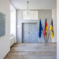 Schloss und Schlossgarten Schwetzingen - Schloss - Südflügel / Hofdamenflügel - Längsbau - Von Innen - Erdgeschoss - Konferenzzimmer - Von Westen - Blick auf den Eingangsbereich zum Konferenzzimmer (Südflügel: L-förmig, Länge x Breite Längsbau ca. 50 x 14 Meter, Querbau ca. 15 x 11 Meter; Architekt: Johann Adam Breunig (1660-1727); Fertigstellung: 1710, letzte Renovierung: 2009-2012) (aufgenommen im August 2024, am Nachmittag)
