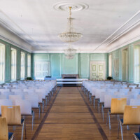 Schloss und Schlossgarten Schwetzingen - Schloss - Küchenflügel / Küchenbau - Querbau - Von innen - Obergeschoss - Grüner Saal / Aula - Von Norden - Blick in den Saal (Küchenflügel: L-förmig, Länge x Breite Längsbau ca. 75 x 13 Meter, Querbau ca. 25 x 11 Meter; Architekt: Nicolas de Pigage (1723-1796); Fertigstellung: 1761, letzte Renovierung: 2009-2012) (aufgenommen im August 2024, am frühen Nachmittag)