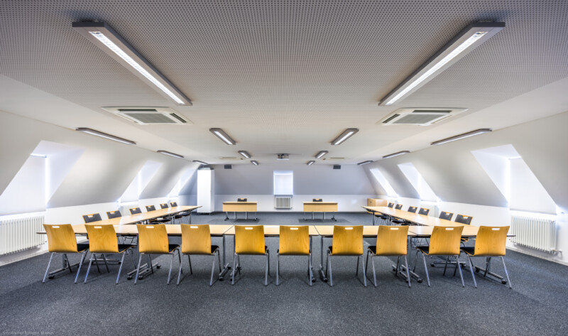 Schloss und Schlossgarten Schwetzingen - Schloss - Südflügel / Hofdamenflügel - Längsbau - Von Innen - Dachgeschoss - Seminarraum 3 - Von Westen - Blick in den Seminarraum (Südflügel: L-förmig, Länge x Breite Längsbau ca. 50 x 14 Meter, Querbau ca. 15 x 11 Meter; Architekt: Johann Adam Breunig (1660-1727); Fertigstellung: 1710, letzte Renovierung: 2009-2012) (aufgenommen im September 2024, am späten Nachmittag)