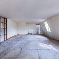 Schloss und Schlossgarten Schwetzingen - Schloss - Mittelbau - Anbau Süd (westlich des alten Treppenturms) - Dachgeschoss - Von Westen - Blick nach Osten in das sog. Turmzimmer; die Wand links ist mit der Südseite des Mittelbaus verbunden; das Zimmer ist nur über den Hörsaal 12 der Hochschule für Rechtspflege zugänglich (aufgenommen im September 2024, am Nachmittag)
