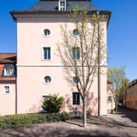 Schloss und Schlossgarten Schwetzingen - Sonstige Bauten - Oberes Wasserwerk - Wasserturm - Von außen - Von Westen - Blick von der Zeyherstraße nach Osten auf den Wasserturm des Oberen Wasserwerks; im Dachgeschoss in 18 Meter Höhe befanden sich zwei Wasserbehälter aus Blei, im Obergeschoss in 10 Meter Höhe zwei kleinere Reservoirs (Gesamte Anlage (Brunnenhaus, Pumpenhaus, Räderwerk, Wasserturm, Reißboden, Werkstatt und Wohnung Brunnenmeister): Länge x Breite: ca. 35 x 35 Meter; Wasserturm: Länge x Breite: ca. 14 x 14 Meter, Firsthöhe ca. 24 Meter; Bauzeit Anlage: um 1774; Architekt: Nicolas de Pigage, Brunnenmeister: Thomas Breuer) (aufgenommen im April 2025, am Nachmittag)
