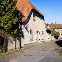 Schloss und Schlossgarten Schwetzingen - Sonstige Bauten - Altes Waschhaus (Forsthausstraße 14) - Von Südwest - Blick vom großen Tor / der Durchfahrt zum Schlossgarten in der Forsthausstraße nach Nordost auf die Südseite des alten Waschhauses (die frühere Schlosswäscherei) (aufgenommen im April 2025, am späten Nachmittag)