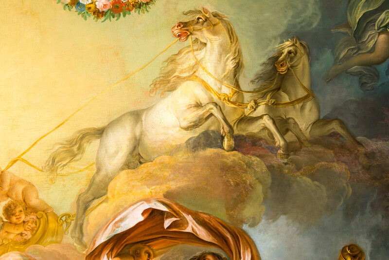 Schloss und Schlossgarten Schwetzingen - Garten - Badhaus - Von innen - Ovalsaal - Deckengemälde - Von unten - Ausschnitt aus dem Deckengemälde "Aurora vertreibt die Nacht"; in der Bildmitte: zwei weiße Sonnenpferde, den goldenen Wagen der Aurora ziehend (Maler: Nicolas Guibal (1725-1784); Datierung: 1772; Signaturen: links unten "N. Guibal Lotharingus inv et fecit 1772" und rechts unten "N. Guibal Lotharingus invenit et pinxit 1772"; Öl auf Leinwand, mit vergoldeten Eichenlaubkranz eingefasst; Restaurierungen: 1890, 1949, 2006) (Gesamter Bau: Länge x Breite ca. 18 x 14 Meter, Höhe ca. 10 Meter; Architekt: Nicolas de Pigage (1723-1796); Bauzeit: 1768-1772; Gesamtinstandsetzung innen und außen: 1999-2006) (aufgenommen im Oktober 2025, am späten Nachmittag)