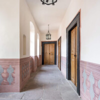 Schloss und Schlossgarten Schwetzingen - Schloss - Mittelbau - Von innen - Nördöstliches Treppenhaus, 3. Obergeschoss - Von Osten - Blick vom Ende der Treppe ins 3. Obergeschoss nach Osten in den Gang und auf Türen (Mittelbau: Länge Westseite ca. 45 Meter, Breite Süd-/Nordseite ca. 38 Meter; Wiederaufbau / Erweiterung: 1698-1717; Architekt: Johann Adam Breunig) (aufgenommen im November 2025, am Nachmittag)