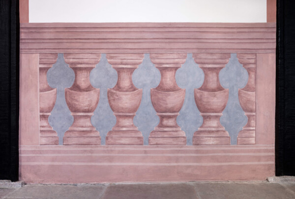 Schloss und Schlossgarten Schwetzingen - Schloss - Mittelbau - Von innen - Nördöstliches Treppenhaus - 3. Obergeschoss - Gang - Von Süden - Blick auf eine illusionistische Malerei (eine Scheinarchitektur) einer Balustrade zwischen den beiden Türen der Nordseite (Mittelbau: Länge Westseite ca. 45 Meter, Breite Süd-/Nordseite ca. 8 Meter; Wiederaufbau / Erweiterung: 1698-1717; Architekt: Johann Adam Breunig) (aufgenommen im November 2025, am Nachmittag)