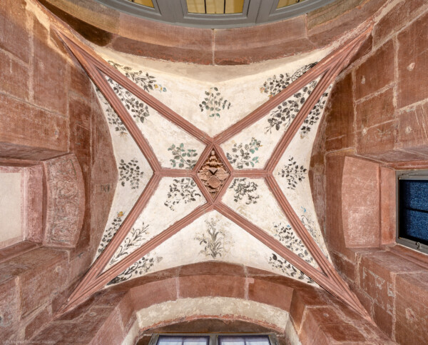 Schloss und Schlossgarten Schwetzingen - Schloss - Mittelbau - Von innen - 1. Obergeschoss - Appartment des Kurfürsten - Lakaienschlafzimmer - Von Unten - Blick nach oben in das Kreuzrippengewölbe des spätgotischen Turmzimmers; in den Gewölbekappen vegetabile Malerei; Schlussstein mit dreiteiligem pfälzischen Wappen (Zimmer: im Zustand 1521, Teil des Standerkers, Wände mit Resten von farbiger Renaissancemalerei, Boiserieeinsatz mit Lunettenfenstern als Trennwand zum ersten Vorzimmer, Nutzung als Schlafraum für den Kammerlakaien) (aufgenommen im Dezember 2025, am frühen Nachmittag)