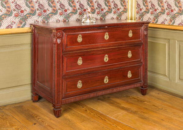 Schloss und Schlossgarten Schwetzingen - Schloss - Mittelbau - Von innen - 1. Obergeschoss - Appartment des Kurfürsten - Zweites Vorzimmer - Ostwand - Blick auf einen Kleiderschrank (Eiche, pfälzisch, um 1750); darauf die Porzellanplastik "Amor als Weltbezwinger“ (Entwurf: Peter Melchior (1747-1825), Datierung: um 1783, Höhe ca. 17 cm) (aufgenommen im Dezember 2025, am frühen Nachmittag)