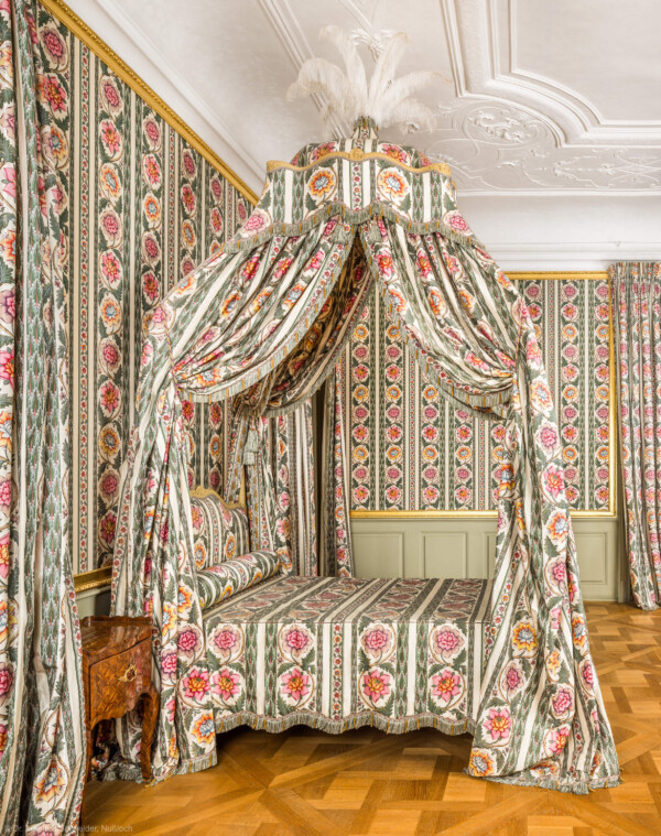 Schloss und Schlossgarten Schwetzingen - Schloss - Mittelbau - Von innen - 1. Obergeschoss - Appartment des Kurfürsten - Schlafzimmer - Von Süden - Blick auf das Bett à la Polonaise, links ein Nachttisch; links hinter dem Bett befindet sich die (nicht sichtbare) Tür zum Kabinett (aufgenommen im Januar 2026, um die Mittagszeit)