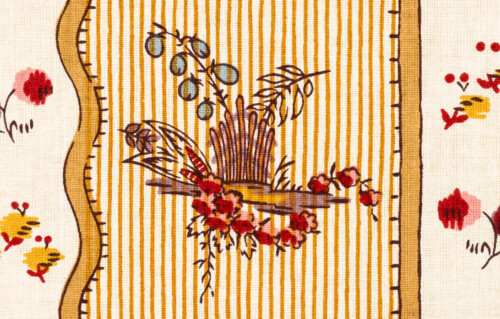 Schloss und Schlossgarten Schwetzingen - Schloss - Mittelbau - Von innen - 1. Obergeschoss - Appartment des Kurfürsten - Arbeitskabinett - Westwand - Ausschnitt aus der Stofftapete mit persischem Muster ("Dessin Perse") mit Blumendekor (Nachwebung nach erhaltenem originalem Tapetenrest) (aufgenommen im Februar 2026, am späten Vormittag)