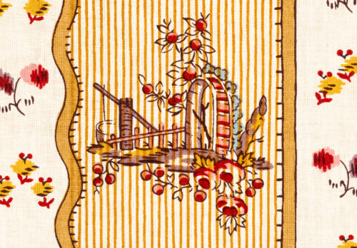 Schloss und Schlossgarten Schwetzingen - Schloss - Mittelbau - Von innen - 1. Obergeschoss - Appartment des Kurfürsten - Arbeitskabinett - Westwand - Ausschnitt aus der Stofftapete mit persischem Muster ("Dessin Perse") mit Blumendekor (Nachwebung nach erhaltenem originalem Tapetenrest) (aufgenommen im Februar 2026, am späten Vormittag)