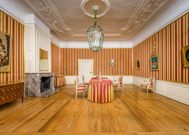 Schloss und Schlossgarten Schwetzingen - Schloss - Mittelbau - Von innen - 1. Obergeschoss - Appartment des Kurfürsten - Konferenzzimmer - Von Westen - Blick vom Fenster nach Osten in den Raum (aufgenommen im Februar 2026, am Nachmittag)