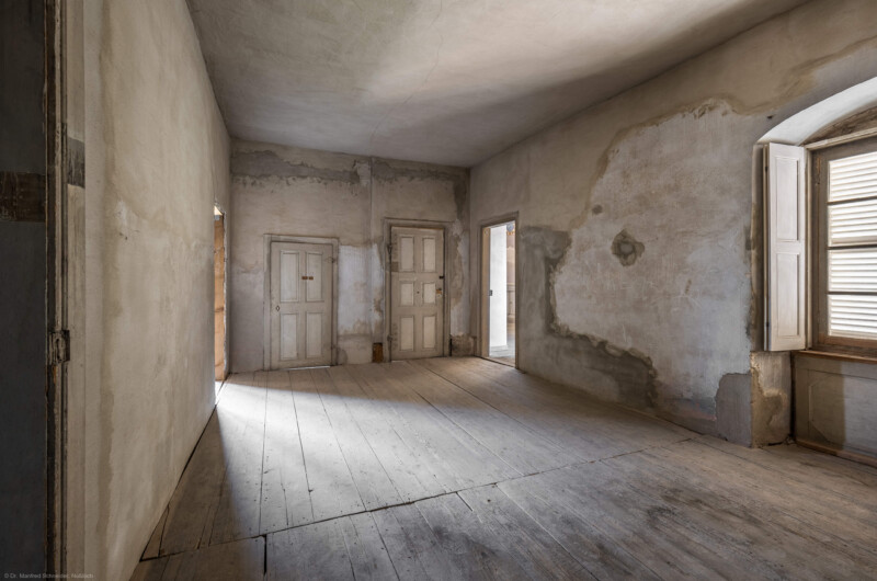 Schloss und Schlossgarten Schwetzingen - Schloss - Mittelbau - Von innen - 3. Obergeschoss - Westliche Räume - Raum 237 - Von Nordost - Blick von der Tür in den Raum; die beiden Türen ganz links führen in den westlichen Gang, die Tür rechts davon in die Retirade (das "stille Örtchen"), die Tür rechts davon in das südwestliche Treppenhaus, die Tür rechts davon führt in den Raum 236 (im südlichen Eckpavillon) (aufgenommen im März 2026, am Nachmittag)