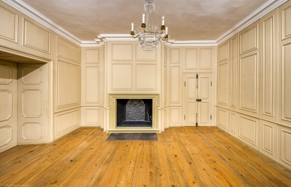 Schloss und Schlossgarten Schwetzingen - Schloss - Mittelbau - Von innen - 2. Obergeschoss - Durchgangszimmer - Nordwand - Von Süden - Blick nach Norden in den Raum und auf den Kamin, die Kaminverkleidung und die Kaminplatte; links die Tür zum Wohnzimmer der Reichsgräfin von Hochberg, rechts die Tür zum gelben Saal (aufgenommen im März 2026, am Nachmittag)