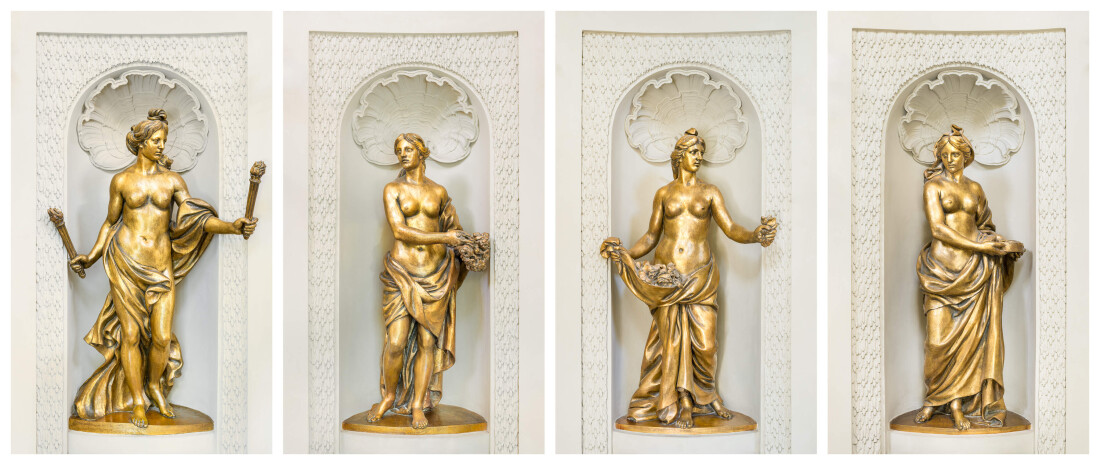 Schloss und Schlossgarten Schwetzingen - Garten - Badhaus - Von innen - Ovalsaal - Vier Wandnischen, (v.l.n.r.) Südost, Südwest, Nordwest, Nordost - Blick auf die vier Frauenfiguren in den vier Wandnischen; Begleiterinnen der Aurora, für den Tagesablauf stehend (Bildhauer: Peter Anton von Verschaffelt (1710-1793), Datierung: um 1779, Material: Sandstein, bronziert, Höhe 150 cm) (Gesamter Bau: Länge x Breite ca. 18 x 14 Meter, Höhe ca. 10 Meter; Architekt: Nicolas de Pigage (1723-1796); Bauzeit: 1768-1772; Gesamtinstandsetzung innen und außen: 1999-2006) (aufgenommen im Juli 2026, am frühen Nachmittag)