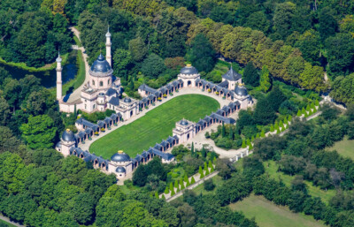 Schloss und Schlossgarten Schwetzingen - Luftbild - Ansicht der Moschee von Südosten - (Bildnachweis: Fotograf Carsten Steger; aufgenommen im August 2021, um die Mittagszeit; https://commons.wikimedia.org/wiki/File:Aerial_image_of_the_Mosque_in_the_Schwetzingen_Palace_gardens_(view_from_the_southeast).jpg; CC BY-SA 4.0 / https://creativecommons.org/licenses/by-sa/4.0/deed.en; Bild editiert von Manfred Schneider)